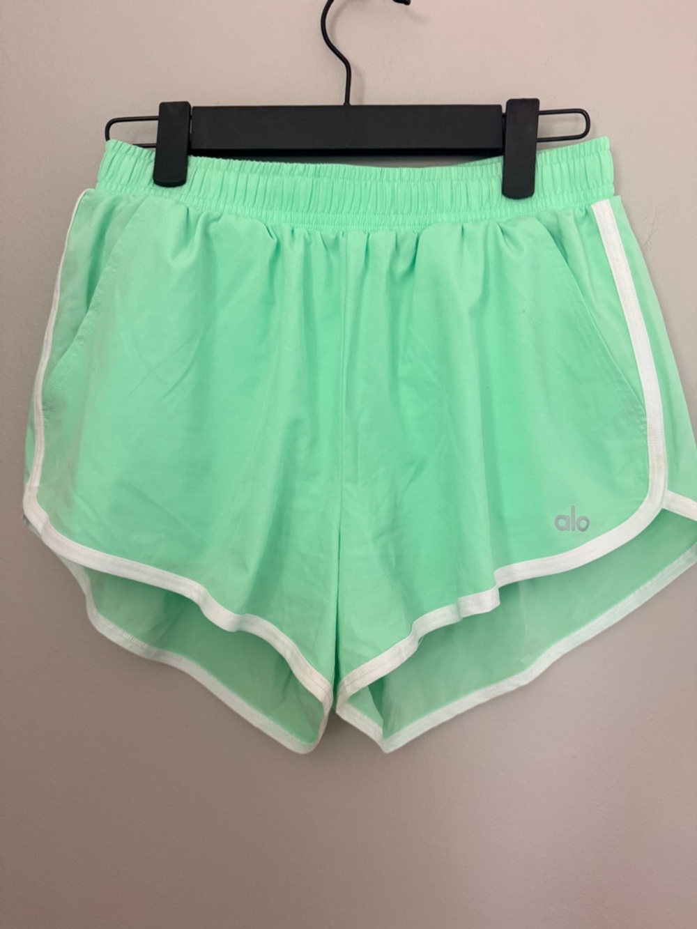 Alo Yoga Ivy League Dolphin Short, specifically in the Ultramint/White colorway